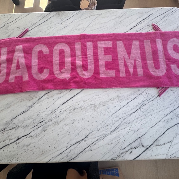 The Jacquemus scarf - Picture 5 of 6